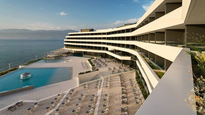 Pedestal supports arrive in Croatia, at the Grand Hotel View Pedestal supports arrive in Croatia, at the Grand Hotel View