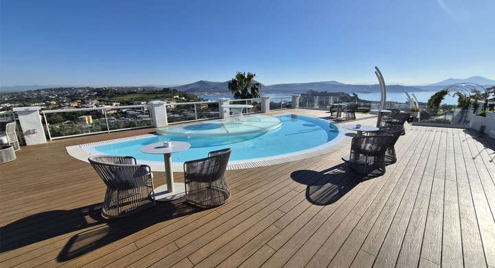 Precisión y panorama: un borde de piscina elevado en los Campos Flégreos